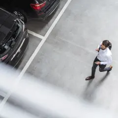 Jak korzystać z parkingu na lotnisku: uniknij ukrytych opłat i stresu