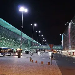 Jak dojechać z Katowic na lotnisko Balice - najlepsze opcje transportu