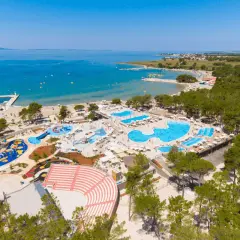 Camping z dziećmi – jak wybrać idealne miejsce z atrakcjami wodnymi?