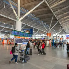 Jak dojechać z lotniska Chopina do centrum - szybkie i tanie opcje