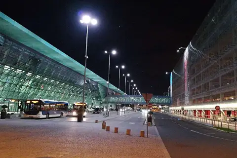 Jak dojechać z Katowic na lotnisko Balice - najlepsze opcje transportu