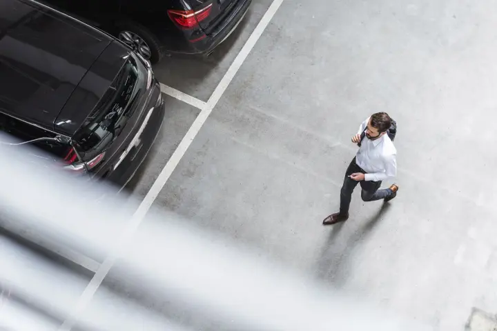 Jak korzystać z parkingu na lotnisku: uniknij ukrytych opłat i stresu