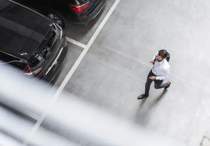Jak korzystać z parkingu na lotnisku: uniknij ukrytych opłat i stresu