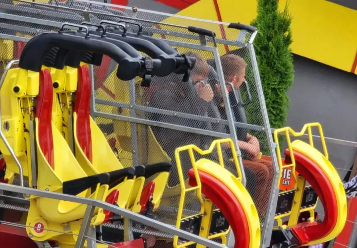 Czy Energylandia jest bezpieczna? Sprawdź standardy bezpieczeństwa i opinie