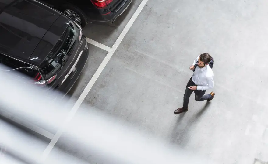 Jak korzystać z parkingu na lotnisku: uniknij ukrytych opłat i stresu