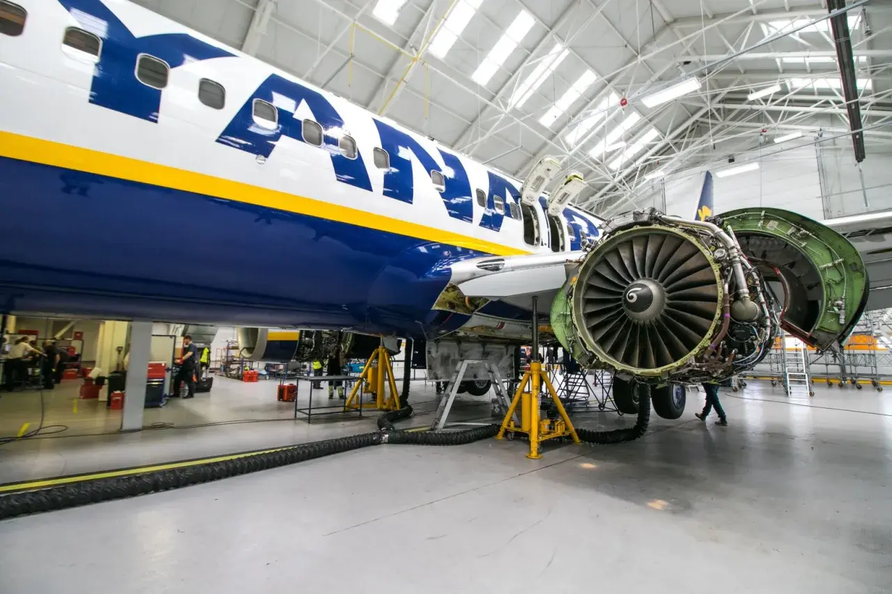 Ile zarabia mechanik na lotnisku? Zaskakujące fakty o wynagrodzeniach