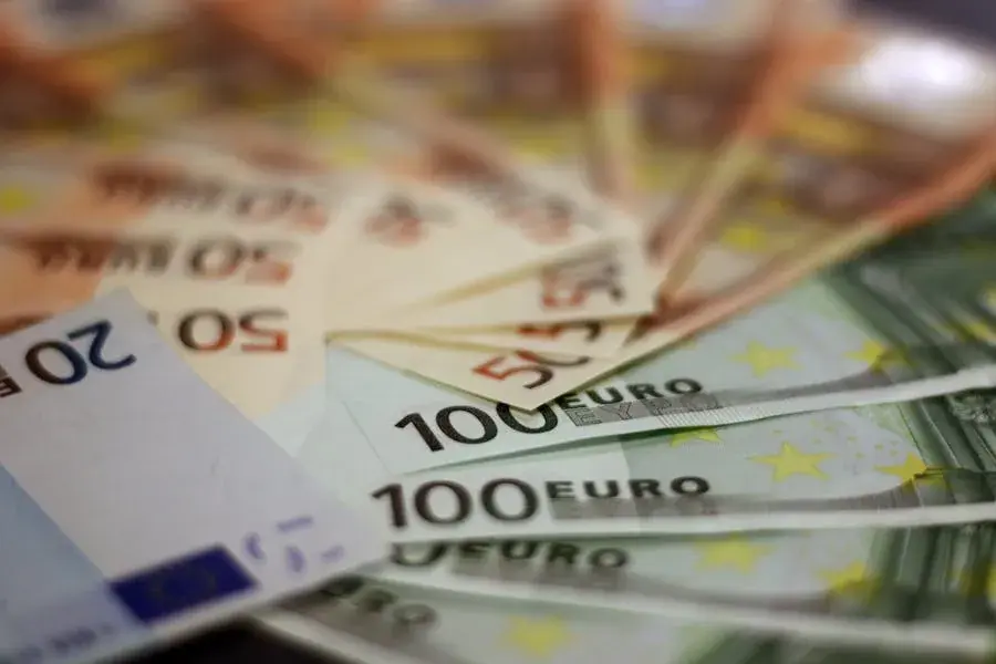 Słowenia jaka waluta obowiązuje? Wszystko o euro i płatnościach w podróży